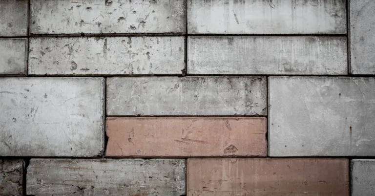 découvrez les facteurs influençant la durabilité des murs en parpaings et comment assurer leur longévité grâce à des matériaux de qualité et une bonne technique de construction.