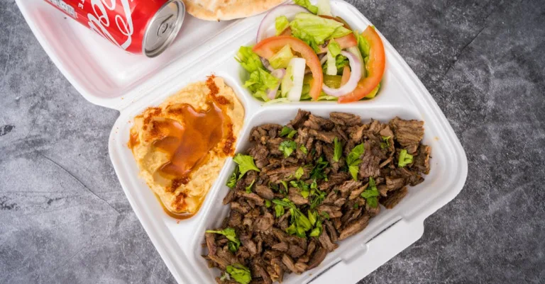 découvrez la mâche, une salade tendre et légèrement sucrée, parfaite pour vos recettes fraîches et estivales.