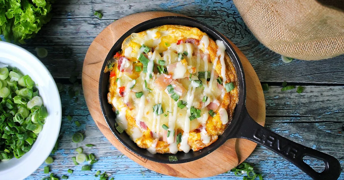découvrez la recette facile et savoureuse de la frittata, un plat italien à base d'œufs, légumes et fromage, parfait pour un repas rapide et gourmand.