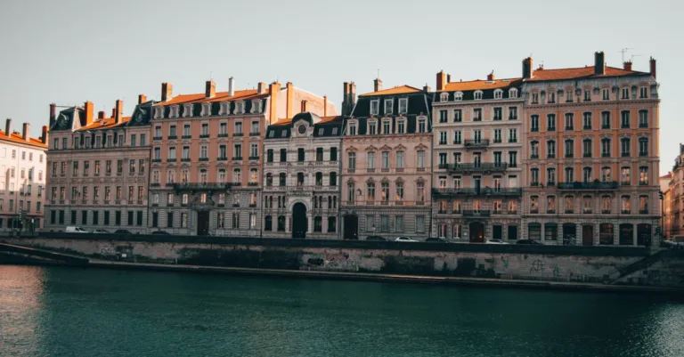 artisan rénovation à lyon : expertise et savoir-faire pour vos travaux de rénovation intérieure et extérieure. qualité, sérieux et conseils personnalisés pour votre projet.