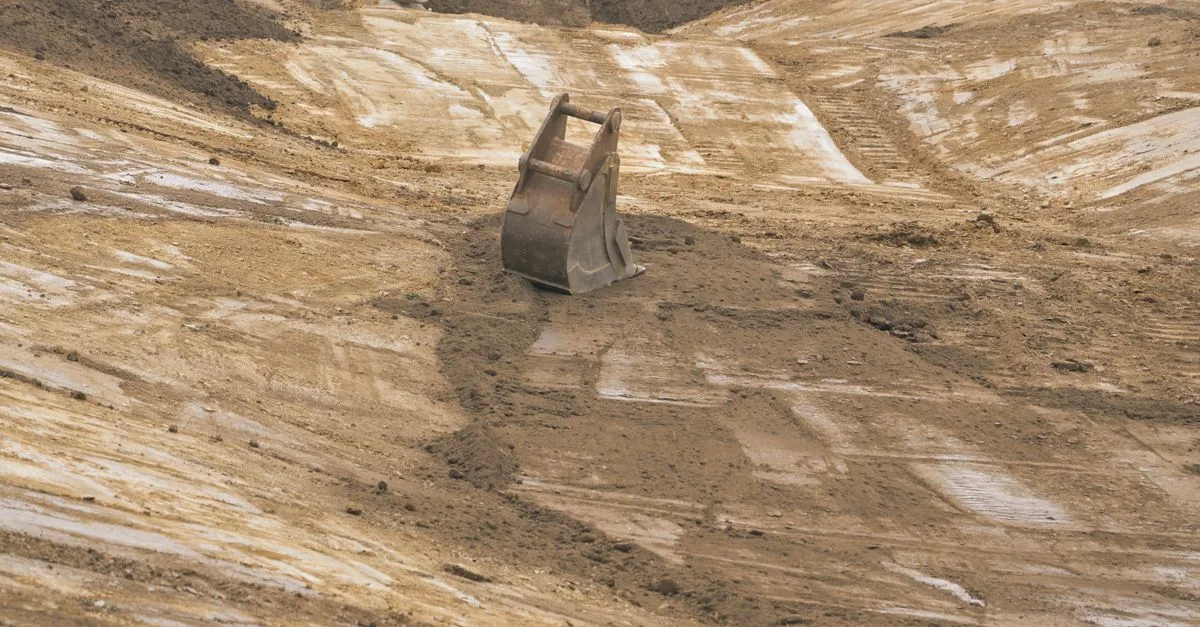 découvrez nos solutions d'excavation et terrassement pour tous vos projets de construction. expertise en earthworks pour un terrain prêt à bâtir.