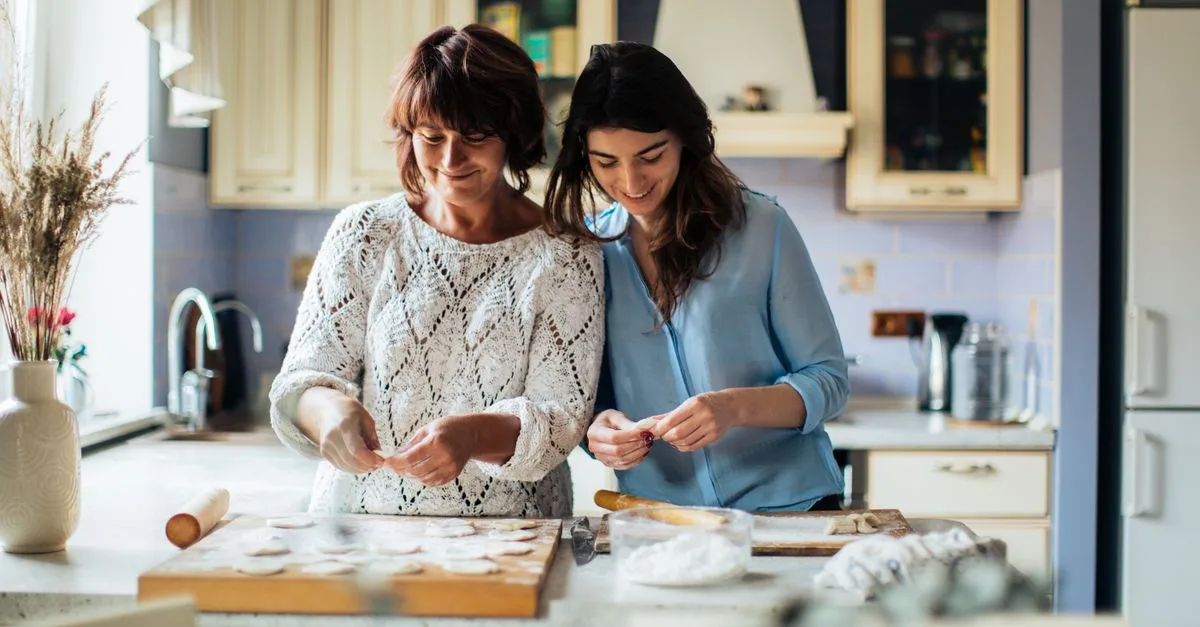 découvrez les pelmeni, ces délicieux raviolis russes farcis à la viande, parfaits pour un repas convivial et réconfortant.