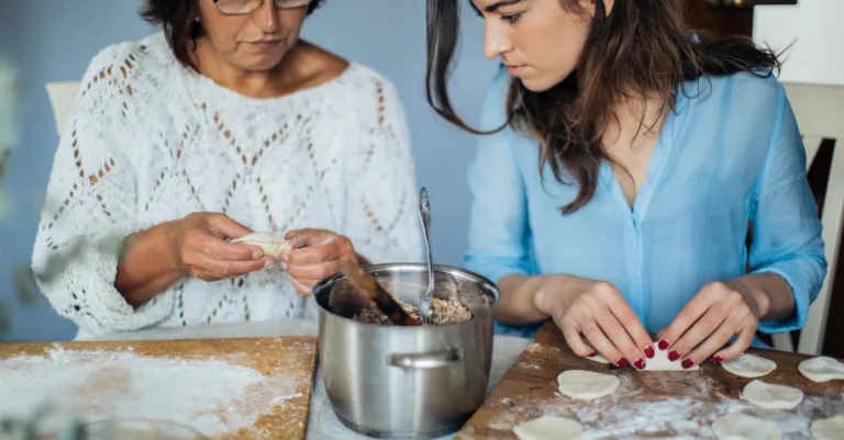 découvrez la recette traditionnelle des pelmeni, ces délicieuses boulettes russes farcies à la viande, parfaites pour un repas réconfortant et savoureux.