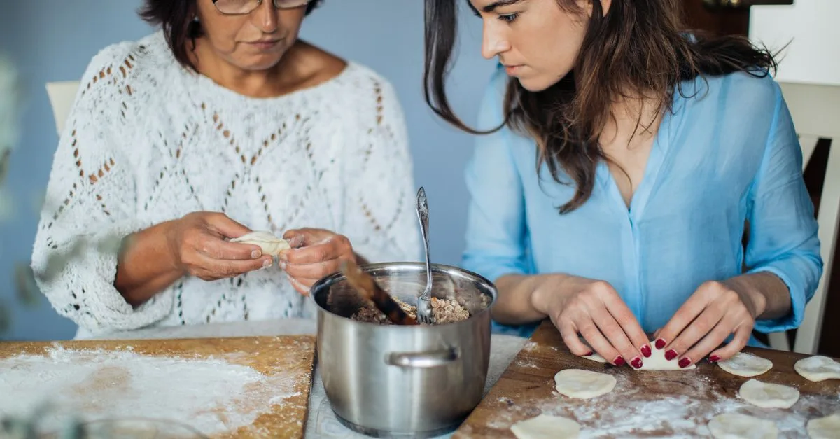 découvrez la recette traditionnelle des pelmeni, ces délicieuses boulettes russes farcies à la viande, parfaites pour un repas réconfortant et savoureux.