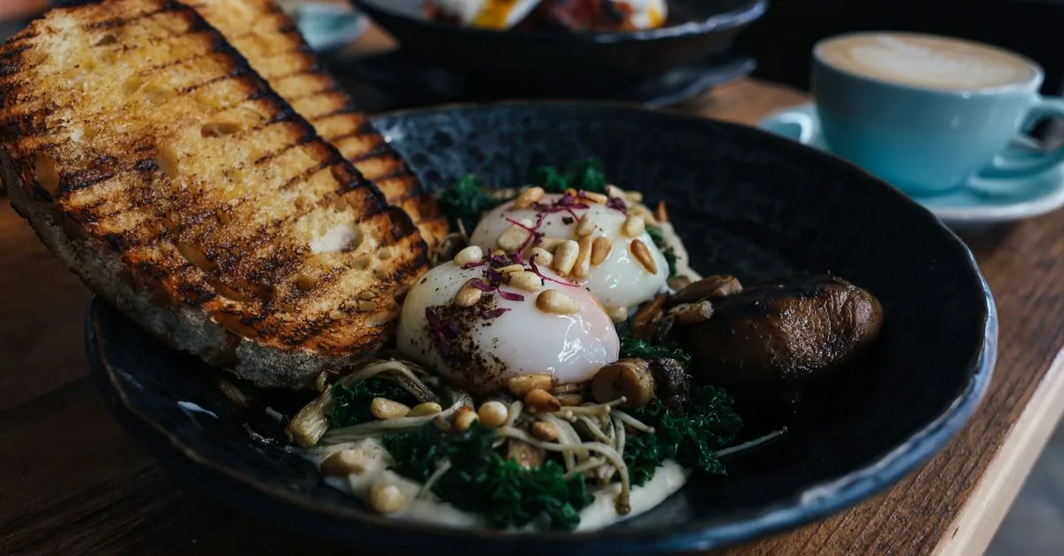 découvrez une recette facile d’œufs cocotte aux champignons, fondants et savoureux, parfaite pour un brunch gourmand ou un repas rapide.