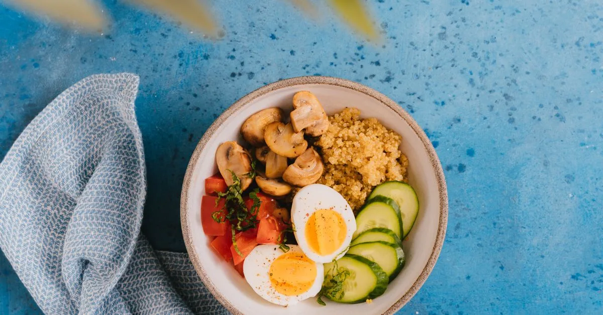 découvrez une recette savoureuse d’œufs cocotte aux champignons, facile à préparer et parfaite pour un brunch ou un repas réconfortant.