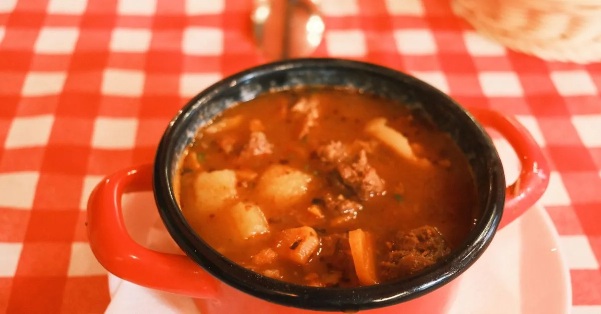 découvrez une soupe de poireaux épaisse et savoureuse, sans pommes de terre, facile à préparer pour un repas réconfortant.